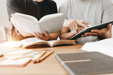 邻家花美男里那个熊猫眼女编辑叫什么？