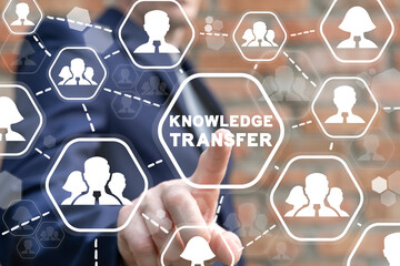 邻家花美男里那个熊猫眼女编辑叫什么？