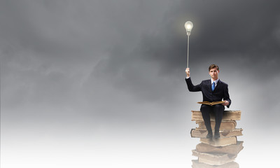 邻家花美男里那个熊猫眼女编辑叫什么？