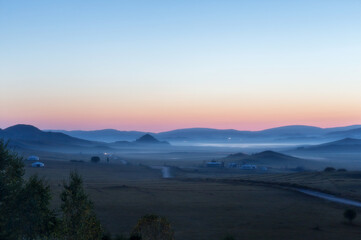 邻家花美男里那个熊猫眼女编辑叫什么？