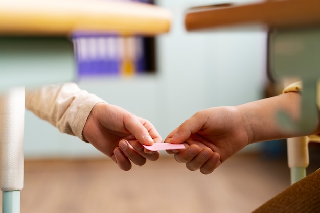 邻家花美男里那个熊猫眼女编辑叫什么？