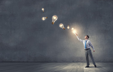 邻家花美男里那个熊猫眼女编辑叫什么？