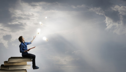 邻家花美男里那个熊猫眼女编辑叫什么？